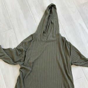 American eagle green lightweight pull over